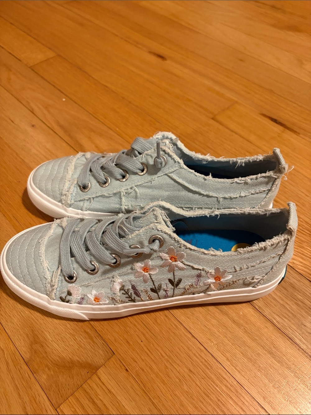NWT Blowfish Malubu Light Grey Floral Embroidered Canvas Sneakers